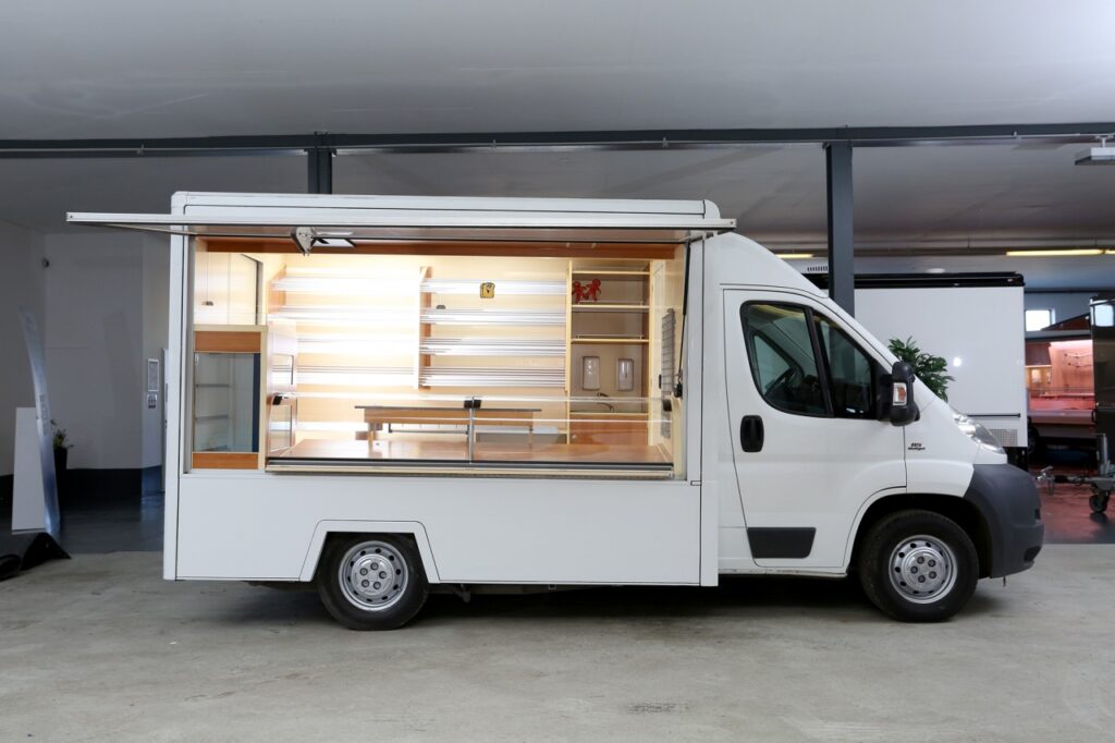 Touren Verkaufsmobil mit Tortenkühlschrank in der Verkaufsöffnung.-Fahrzeug wurde komplett überarbeitet mit Inspektion und neuer TÜV-Abnahme.