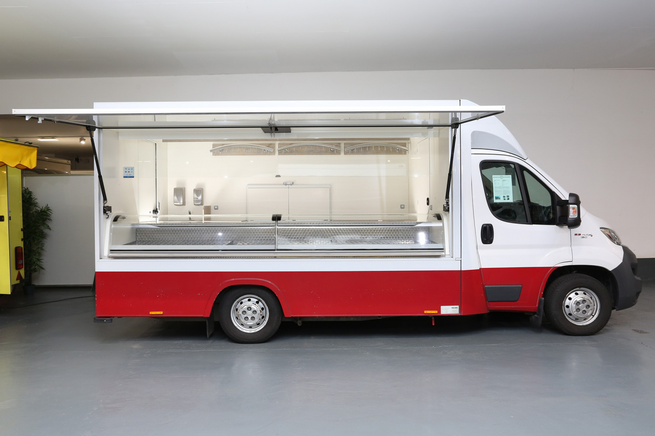 Fleischverkaufsmobil mit 3,60 m Kühltheke unf Vollraumkühlung unterhalb der Theke und Kühltruhe an Verkaufsrückseite.-Neuwertiger und gepflegter Zustand