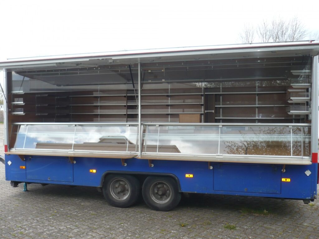 Der Verkauf erfolgt zum Sonderpreis nur im aktuellen Zustand. Das Fahrzeug hat keine gültige Hauptuntersuchung (TÜV-Abnahme).-Instandsetzungsarbeiten nur gegen Aufpreis. Erforderliche Arbeiten: Bremsanlage und Leitungen müssen instandgesetzt werden, Rahmen teilweise durchgerostet - muss geschweißt werden, Feder der Zuggabel muss ersetzt werden, Bereifung ist zu erneuern.- -Verkaufsanhänger mit 5,50m Verkaufstheke mit hydraulischer Absenkung um max 120 mm
