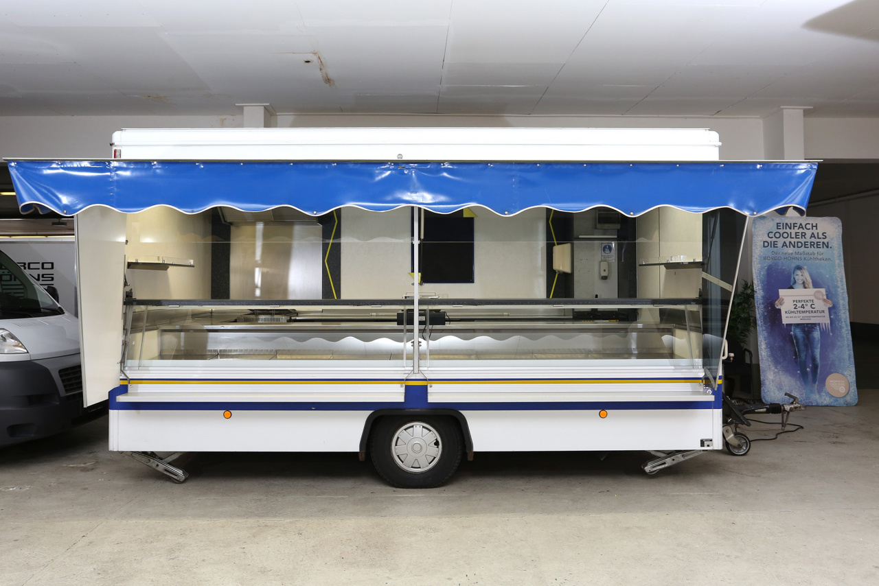 Fischverkaufsanhänger mit 4,50m Verkaufskühltheke mit Kühlfach.-Ausstattungsdetails: Thekenarbeitsfläche aus Edelstahl, UBERT-2-Korb-Friteuse uvm.