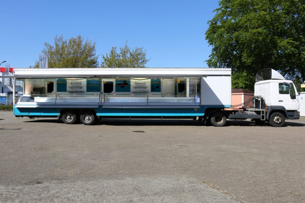 Sattelanhänger mit MAN Zugmaschine L2000 B130, 132 KW/180 PS , ca. 147.000 km Laufleistung.-Anhänger mit Luftfederung, Kühltheke mit zusätzlicher eutektischer Kühlung.--Der Verkauf des Fahrzeuges erfolgt zum Sonderpreis nur im Ist-Zustand.-Das Fahrzeug hat keinen  TÜV  gültige Hauptuntersuchung -Weitere Instandsetzungsarbeiten nur gegen Aufpreis