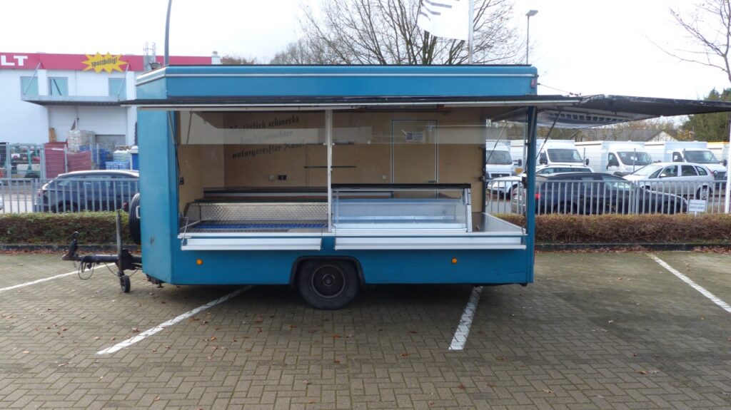 Verkaufssseite links und Heckseite. 3,10 m Kühltheke mit fester Trennung. vorne 1,60 m mit Kühlmulde ca.160 Ltr., hinten 1,50 m Kühltheke,-Heckseite Thekenauslage ohne Kühlung, ca. 600 mm tief über ganze Breite. 1 Kühlfach unter Theke, Bäro-Lichtrohrsystem über der Theke.--Der Verkauf des Fahrzeuges erfolgt zum Sonderpreis nur im Ist-Zustand.-Instandsetzungsarbeiten nur gegen Aufpreis.