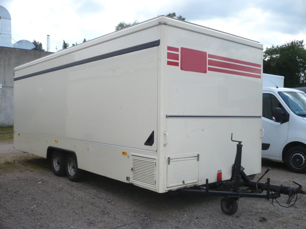 Anhänger mit großem Kühlraum unter der Theke, abnehmbare Deichsel. Der Verkauf erfolgt im gegenwärtigen Zustand. Gewünschte Instandsetzungsarbeiten nur gegen gesonderte Berechnung. TÜV bis Mai 2024.