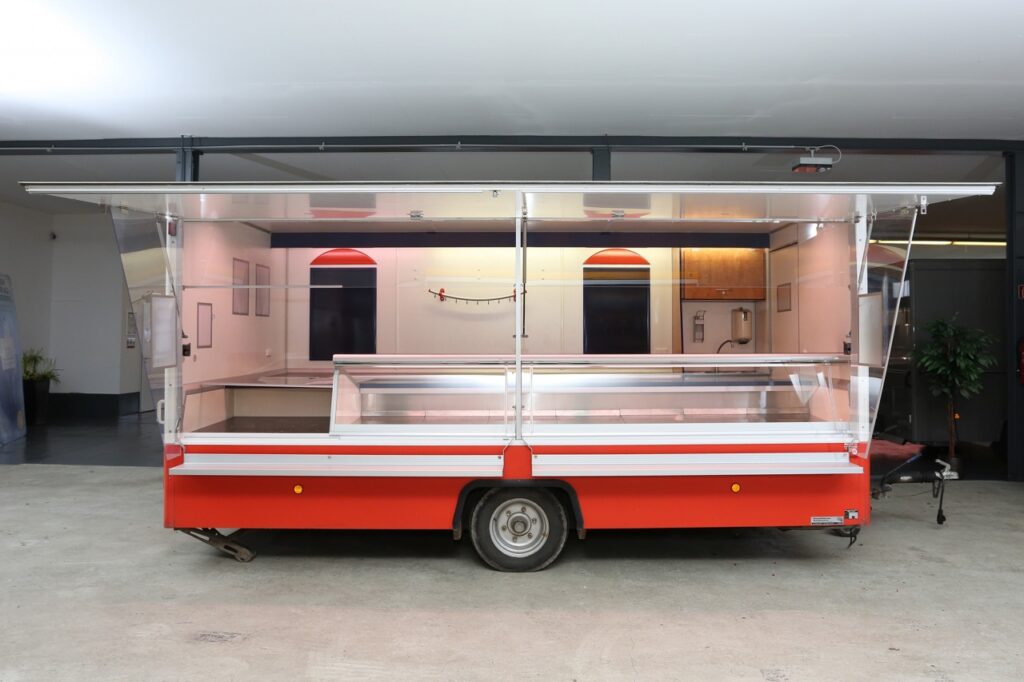 Verkaufsanhänger mit Eiertheke.