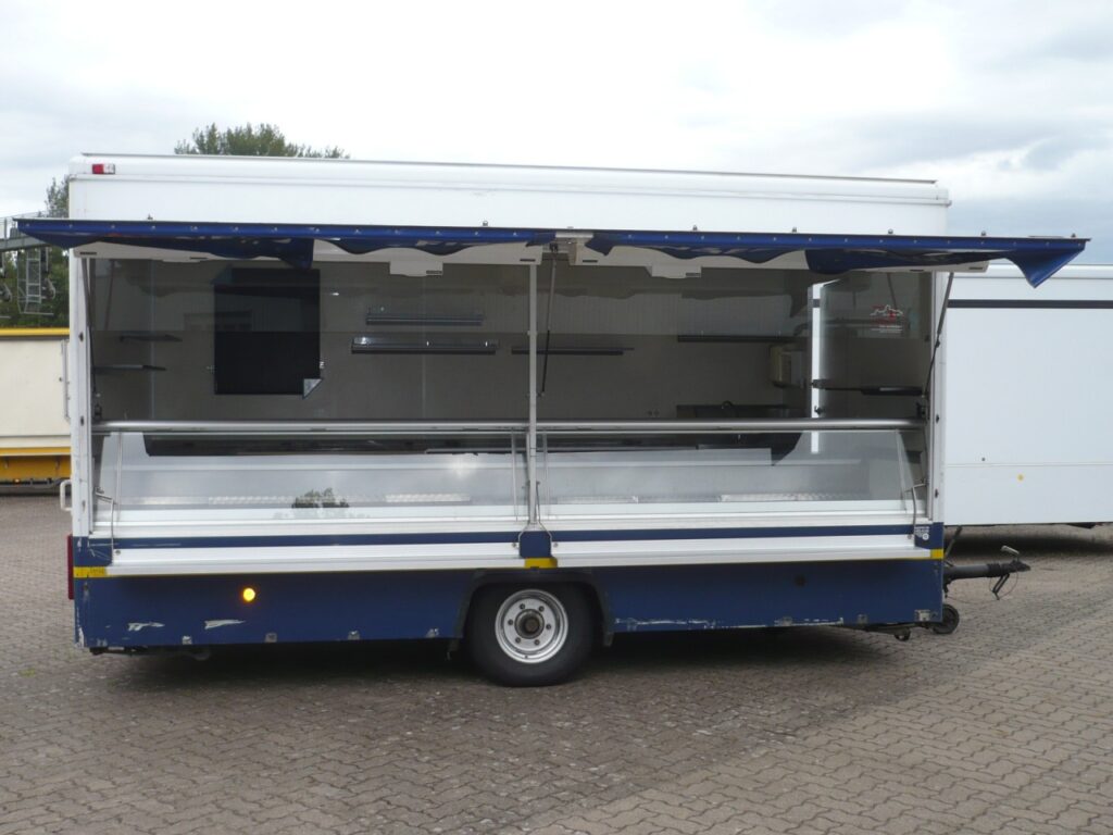 Der Aufbau ist an diversen Stellen beschädigt und verbeult, die Innenausstattung stark beansprucht, teilweise defekt.-Die Beschriftungsfolien lassen sich nicht entfernen-Das Fahrzeug hat TÜV bis Dezember 2021.-Der Verkauf des Fahrzeuges erfolgt zum Sonderpreis nur im Ist-Zustand.-Weitere Instandsetzungsarbeiten nur gegen Aufpreis.