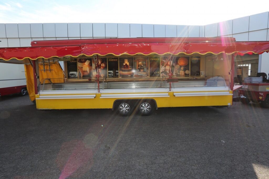 Großer geräumiger Verkaufsanhänger mit komplett öffnender Heckklappe --Verkaufspreis gilt im überarbeiteten Zustand mit neuer TÜV-Abnahme-Ein Verkauf im Ist-Zustand ist möglich, sprechen Sie uns hierzu gerne an.