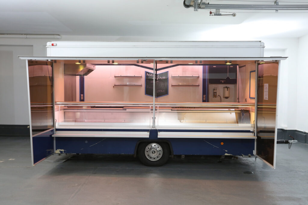 Verkaufsanhänger mit UBER Friteuse KF 32 und Dunstabzugshaube. Kühlanlage mit verstärkter Leistung.