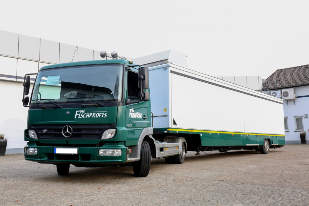 ZUM SONDERPREIS:  Sattelverkaufsanhänger mit Sattelzugmaschine Mercedes-Benz MB 815 L Atego, guter Zustand, EZ: 25.02.2005, ca. 68.200 km, 115 kw/150 PS.  Auflieger mit Absenkfunktion und hydraulisch ausfahrbarem Erker für Frischfischverarbeitung und Imbißgeräte geeignet. Wasserbassin am Ende der Theke für Lebendfisch-Verkauf.  DER VERKAUF ERFOLGT IM KUNDENAUFTRAG.