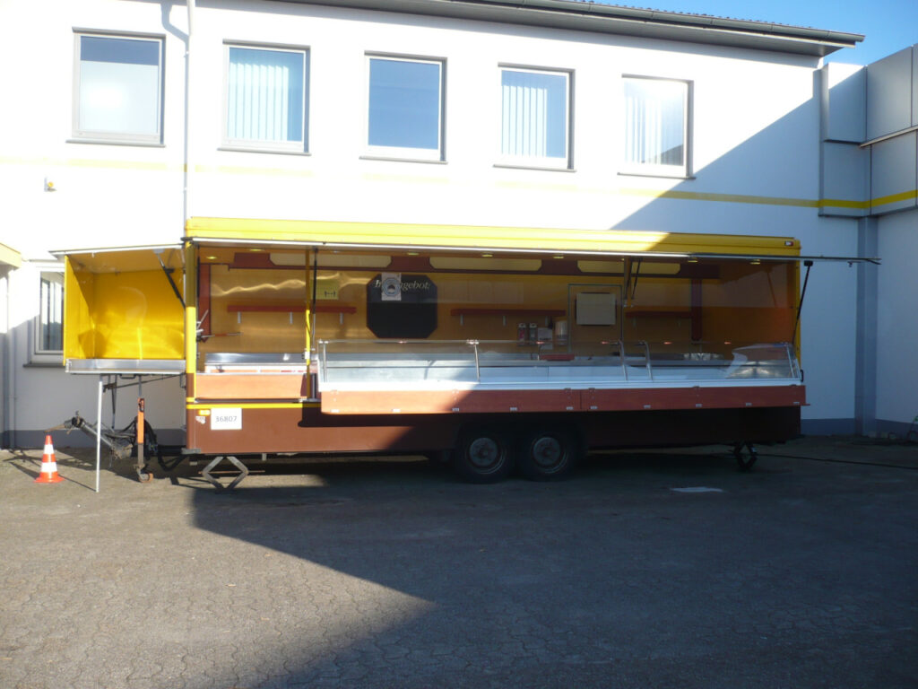 Verkaufsseite links, Schiebetresen elektrisch ausfahrbar mit Edelstahlauslage 850 mm tief, Kontaktkühlung mit verstärkter Kühlleistung, Flachtheke vorn und herausklappbarer Tisch an Stirnseite, BÄRO-Strahler, Lampenblende mit Sichtfeldern, elektrische Fußbodenerwärmung, Schränke, Borde, Fahrgestell absenkbar, uvm.