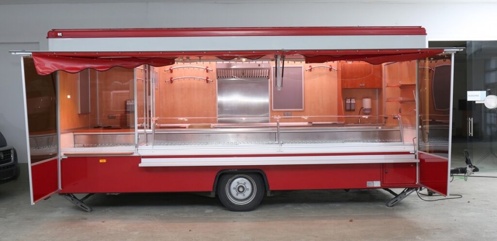 Anhänger mit separater Frischfleischabteilung, Dunstabzugshaube im Verkaufsraum. Der Anhänger wurde komplett überarbeitet mit neuem Fußboden und Edelstahlarbeitsflächen.