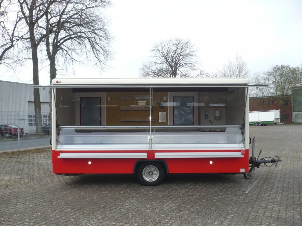 Geflügel - und Wildverkaufsanhänger mit 4,50m Kühltheke mit 2 Kühlfächern.