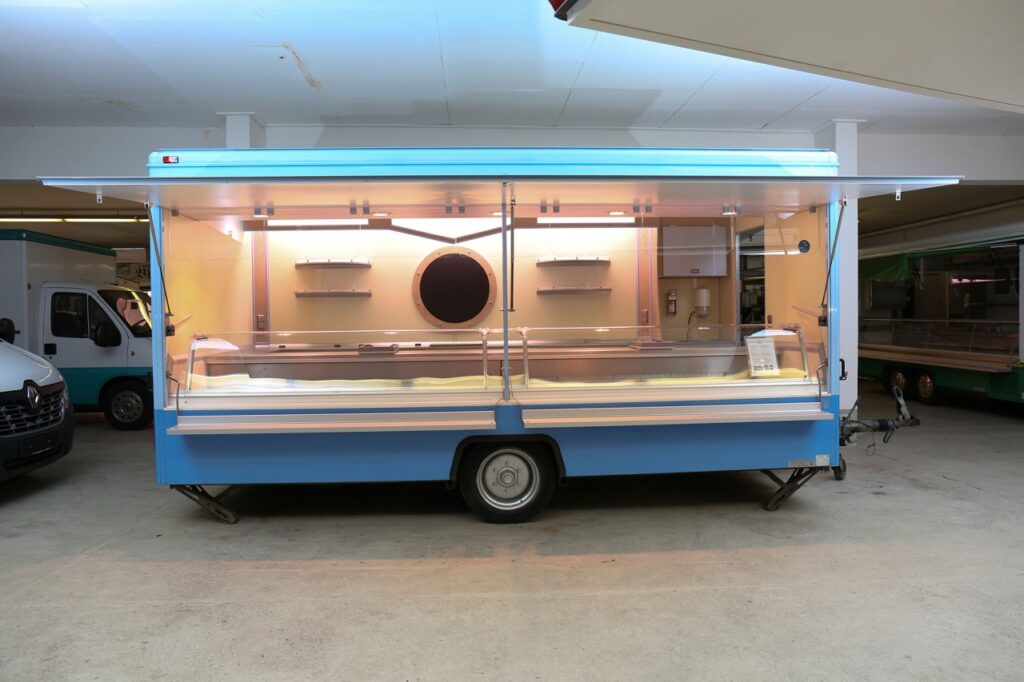 verstärkte Kühlleistung bis 32° Außentemperatur mit digitaler Regelung und Heißgasabtauautomatik.-Werbetafel in Bullaugenoptik