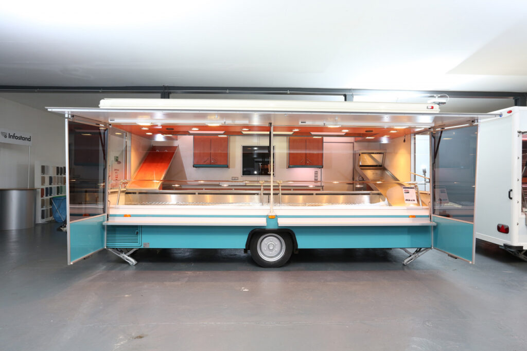 1/2 Schaufenster an Stirn- und Heckseite, Schrägauslage vorn sowie gekühlte Schrägauslage hinten, 740 mm Panorama-Thekenauslage mit verstärkter Kühlleistung, Lampenblende mit Sichtfeldern, Radio uvm.