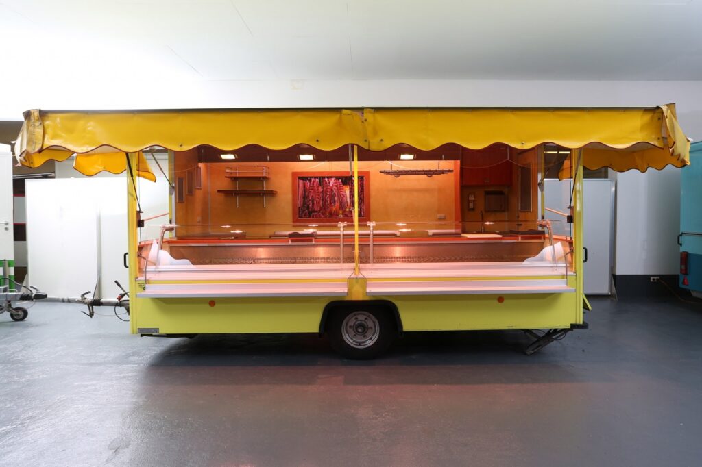 1/2 Stirn- und 1/2 Heckklappe mit fester Verglasung. Facettenscheiben in Verkaufsöffnung, Lampenblende mit Sichtfeldern.