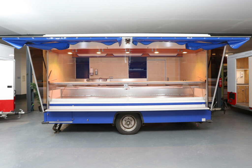 4,50 m Kühltheke mit verstärkter Kühlleistung (32°-Kühlung), 800 m Thekenauslage, Heißgasabtauung und digitaler Regelung, großer Kühlschrank und ein Kühlfach, Edelstahl-Arbeitsflächen, uvm.