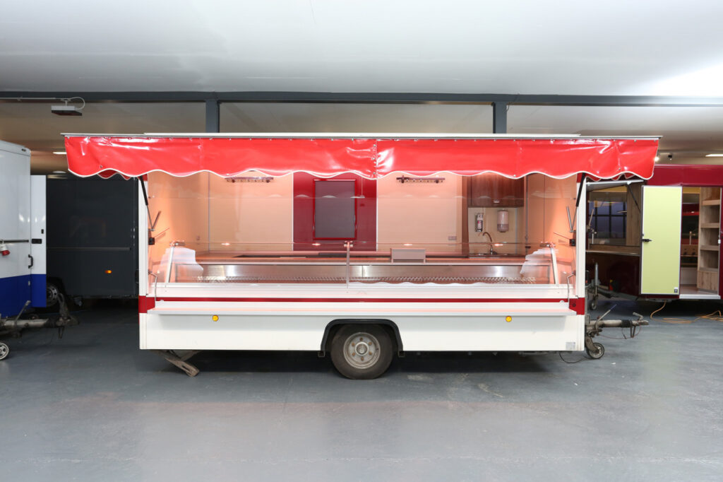 Gepflegter Fleisch- und Wurstwaren Verkaufsanhänger mit Panorama-Kühltheke, 2 Kühlfächern unter der Theke und Bäro LED-Beleuchtung.