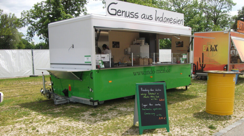 Sehr gepflegter Imbiß-Verkaufsanhänger mit hydraulischer Absenkung, schwenkbare Zugdeichsel, Bodenschräge und Aufsetzrollen am Fahrzeugheck, fest montiertes Reklameschild am Dach, Esstisch an der Stirnseite. Geräteausstattung: 2 Gaskocher, 5 Bainmaries, 70 Ltr. Gastank,  2 Kühlschränke. 400 V/32A - Stromanschluss mit Überspannungsschutz uvm. Generalüberholt. --Der Verkauf erfolgt im Kundenauftrag.