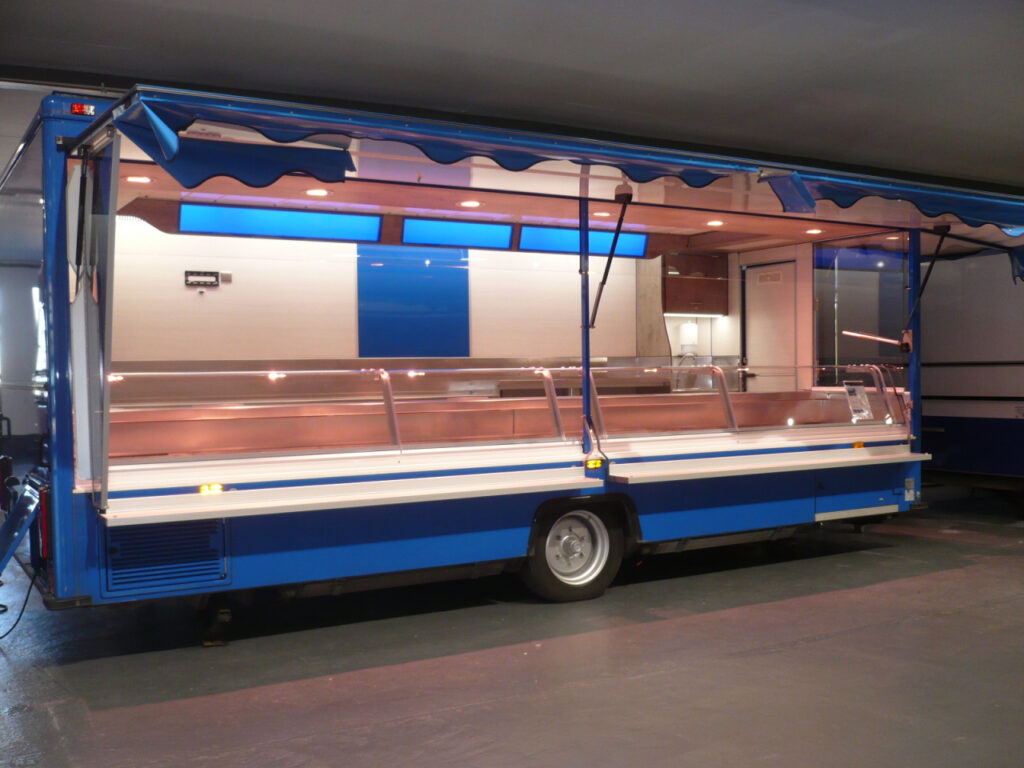 Gepflegter Fisch-Verkaufsanhänger mit Edelstahl-Kühltheke 740 mm Auslage, alle Arbeitsflächen und Schränke in Edelstahl, Raumtemperierung mit Lochdecke, Spannungswächter, 1/2  Stirnklappe mit Schaufenster, Unterflur-Abwassertanks, uvm.