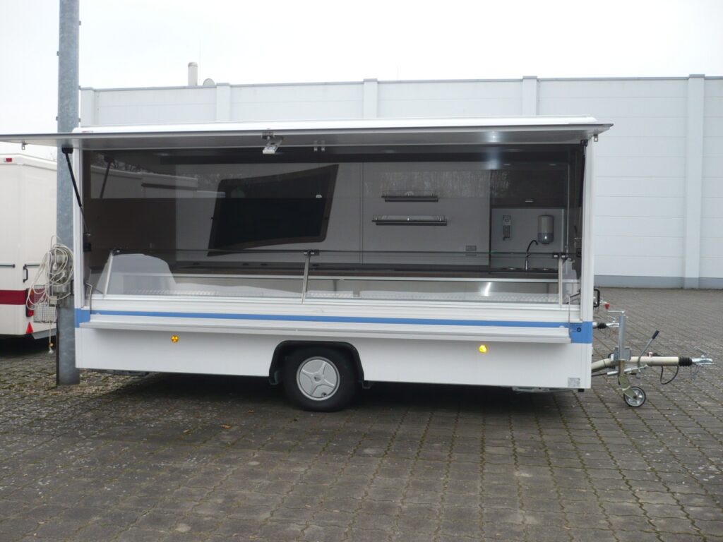 Sehr gepflegter Fisch-Verkaufsanhänger mit Panorama-Kühltheke und Bäro LED-Strahler.