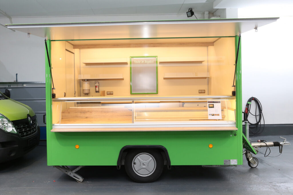 Sehr junger und gepflegter Verkaufsanhänger mit kleiner Kühltheke.