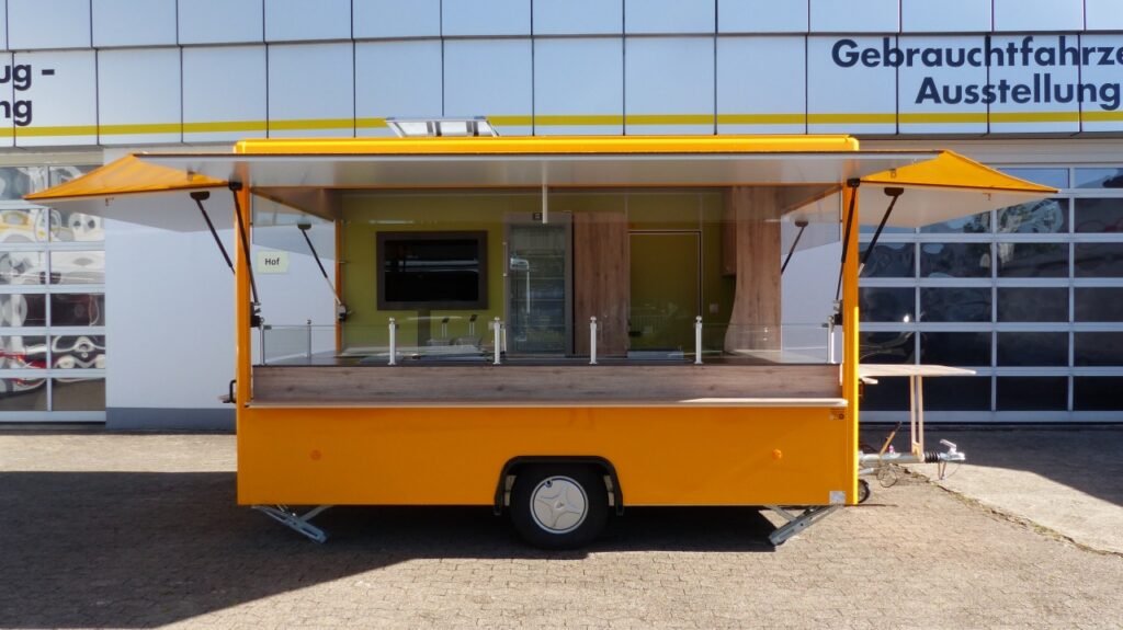 hochwertiger, Imbissanhänger in Sonderlackierung gelb und mit folgenden Geräten:-- Kühlschrank Liebherr FKU 1800-- Kühlschrank Liebherr FKvsl 3613-- Bratgerät UBERT 1400mm-- 2-Korb-Friteuse KF4, UBERT-- Bainmarie BM WBG