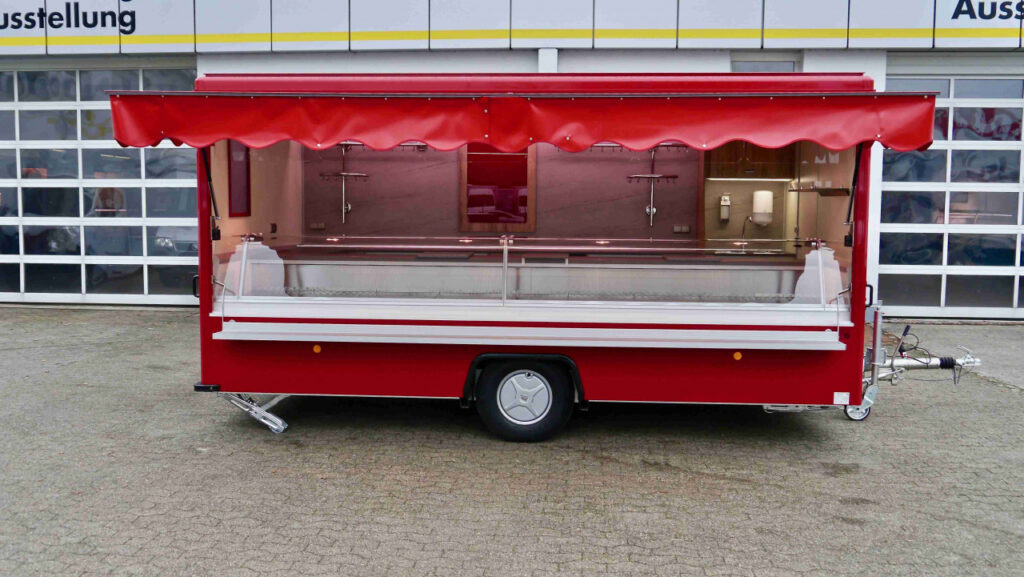 Sehr junger und gepflegter Verkaufsanhänger mit Panorama-Thekenverglasung. Kühltheke mit 740 mm Auslage und verstärkter Kühlleistung, 3 Kühlfächer unter der Theke, LED-Bäro-Einbauleuchten, uvm..