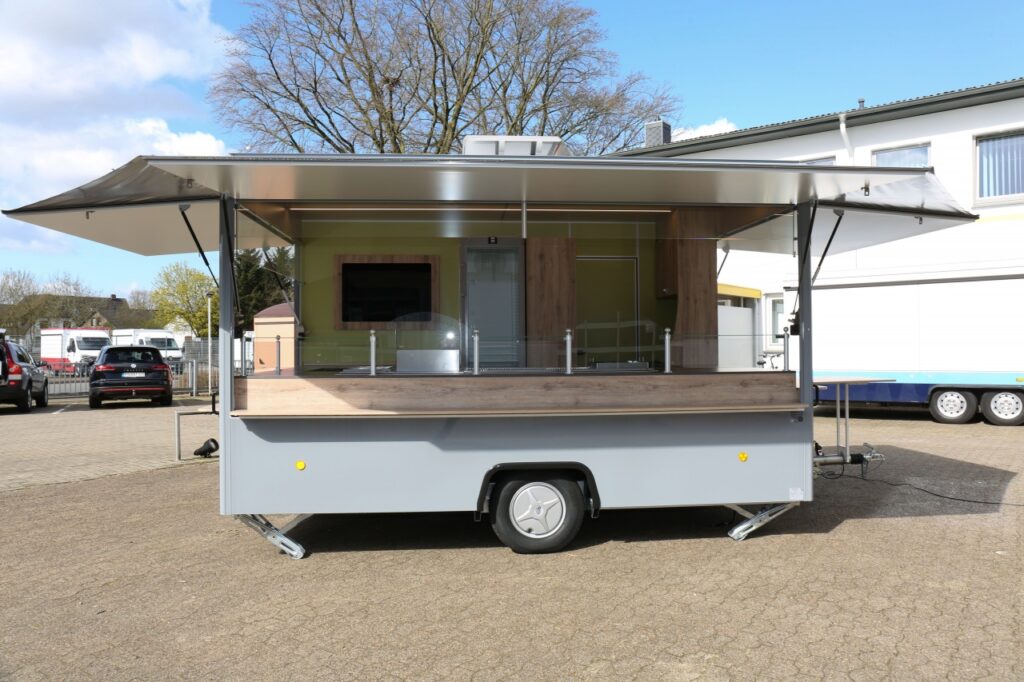 Gepflegter Imbiss-Verkaufsanhänger -Ausstattung: UBERT Imbissgeräte:      Bratgerät 1400 mm,  2-Korb-Friteuse KF 402,  Bainmarie BM WBG, 2 Kühlschränke: LIEBHERR 180 Liter-     LIEBHERR  348 Liter mit Isolierglastür sowie LED-Innenbeleuchtung