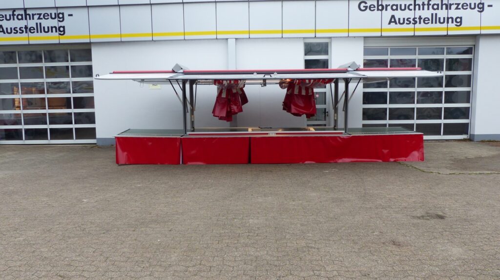 Hochwertiger Obst und Gemüse Verkaufsanhänger mit besonderer Verkleidung der Strahler für ein gemütlicheres Gefühl-Als weiteres Highlight hat der Anhänger ein durchgängiges LED Lichtband unter der Klappe und den Rolldächern auf der Verkäuferseite - Erleben Sie ein völlig neues Gefühl von Licht und Präsentation mit diesem bisher einzigartigem System!