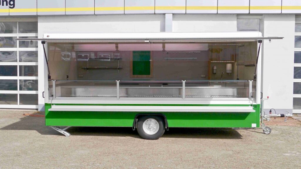 Verkaufskühltheke OPTIMA PLUS, Arbeitsfläche,Kassenschublade,Wandregal,Kühlfach unter Kühltheke (2 Schubladen),Wurstgehänge,BÄRO-LED Leuchten,LED Llichtband,LED Lichtleiste,Hygienepaket nach DIN 10500,Werbetafel mit Glasschriftfeld.