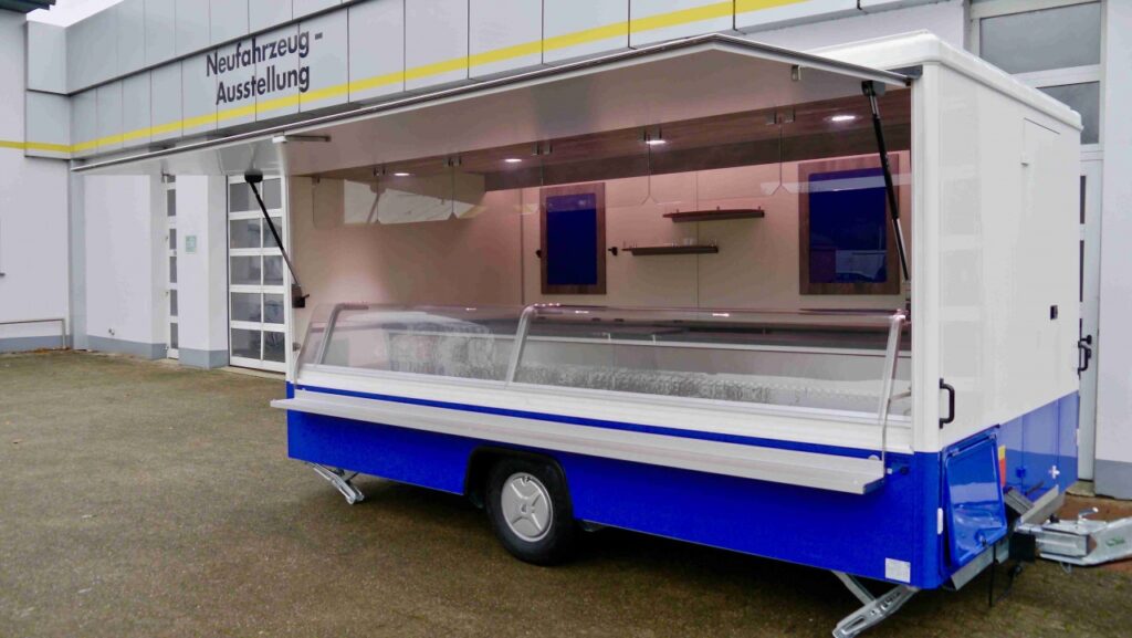 Exklusiver Fischanhänger mit hochwertigem Interieur-BÄRO- Beleuchtung-Optima-Theke mit Panorama-Verglasung-Isoliertruhe sowie zusätzliches Kühlfach unter der Theke-Zugdeichsel schwenkbar