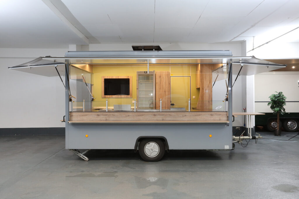 Arbeitsfläche,Hygienepaket nach DIN 10500,Werbetafel mit Glasschriftfeld,LED Lichtband HO,2-Korb-Friteuse,Bainmarie,UBERT Bratgerät,Kühlschrank,Sichtkühlschrank LIEBHERR FKU 1800,