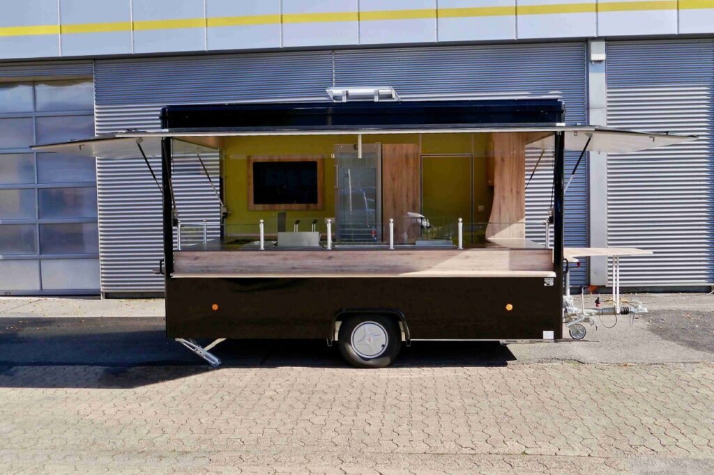 hochwertiger Verkaufsanhänger mit folgender Ausstattung:-- zusätzliche Verkaufsseite-- Esstisch & Essbrett-- 3 Imbissgeräte:-     Bratgerät 1400 mm UBERT-     2-Korb-Friteuse KF 402 UBERT-     Bainmarie BM WBG UBERT-- 2 Kühlschränke:-     LIEBHERR FKU 1800 180 Liter-     LIEBHERR FKvsl 3613 348 Liter mit Isolierglastür sowie-     LED-Innenbeleuchtung