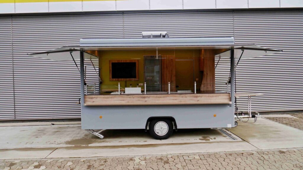 Arbeitsfläche,Hygienepaket nach DIN 10500,Werbetafel mit Glasschriftfeld,LED Lichtband HO,2-Korb-Friteuse,Bainmarie,UBERT Bratgerät,Kühlschrank,Sichtkühlschrank LIEBHERR FKU 1800,- -Bitte Standort beachten (Finnland)