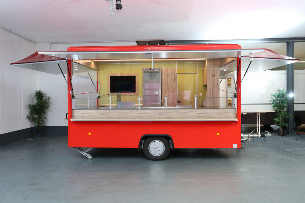 Imbiss-Anhänger in sehr gepflegtem Zustand: UBERT-Geräteausstattung: Rostbräter 1000 mm, Schaschlikbräter 400 mm, 2-Korb Fritteuse KF 402 mit verstärkter Heizleistung, Bainmarie