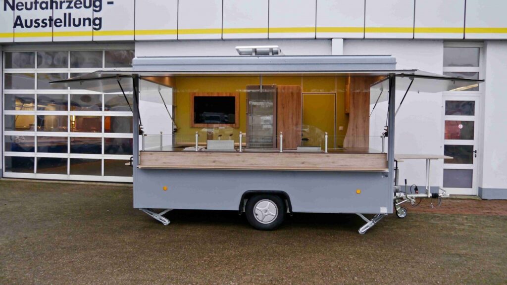 Arbeitsfläche,Hygienepaket nach DIN 10500,Werbetafel mit Glasschriftfeld,LED Lichtband HO,2-Korb-Friteuse,Bainmarie,UBERT Bratgerät,Kühlschrank,Sichtkühlschrank LIEBHERR FKU 1800,