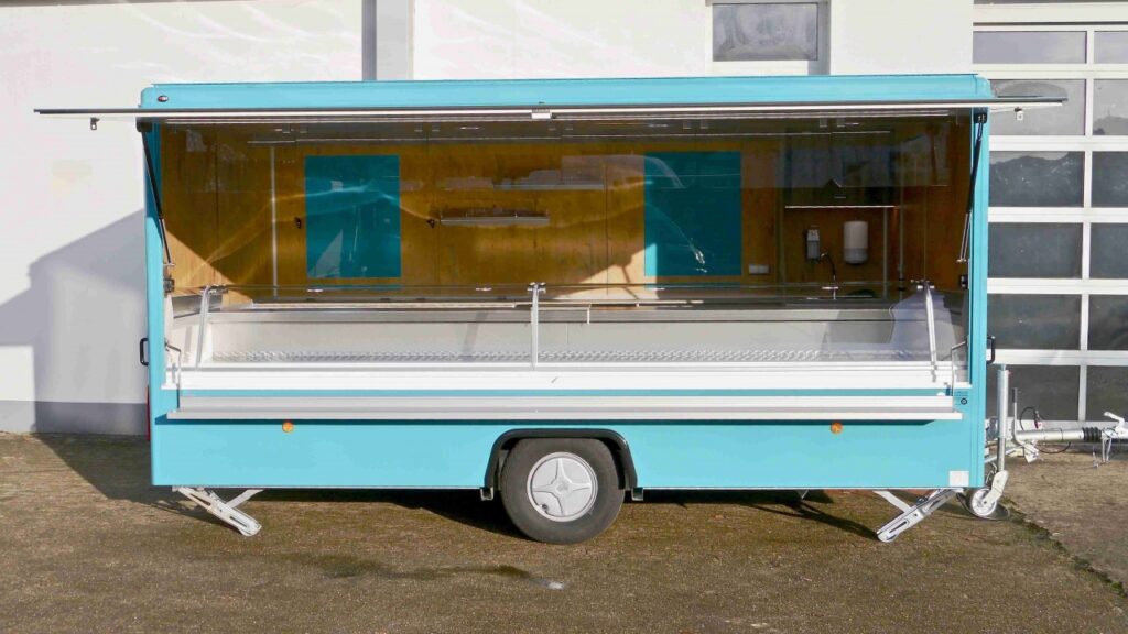 Exklusiver Fischanhänger mit hochwertigem Interieur-BÄRO- Beleuchtung-Optima-Theke mit Panorama-Verglasung-Isoliertruhe sowie zusätzliches Kühlfach unter der Theke