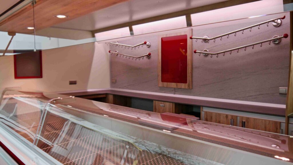 Kühlanlage mit einer 32° Kühlung, diverses Thekenzubehör (Papierfach, Schneideplatte), klappbarer Thekenaufsatz mít Panorama-Sicherheitsglas