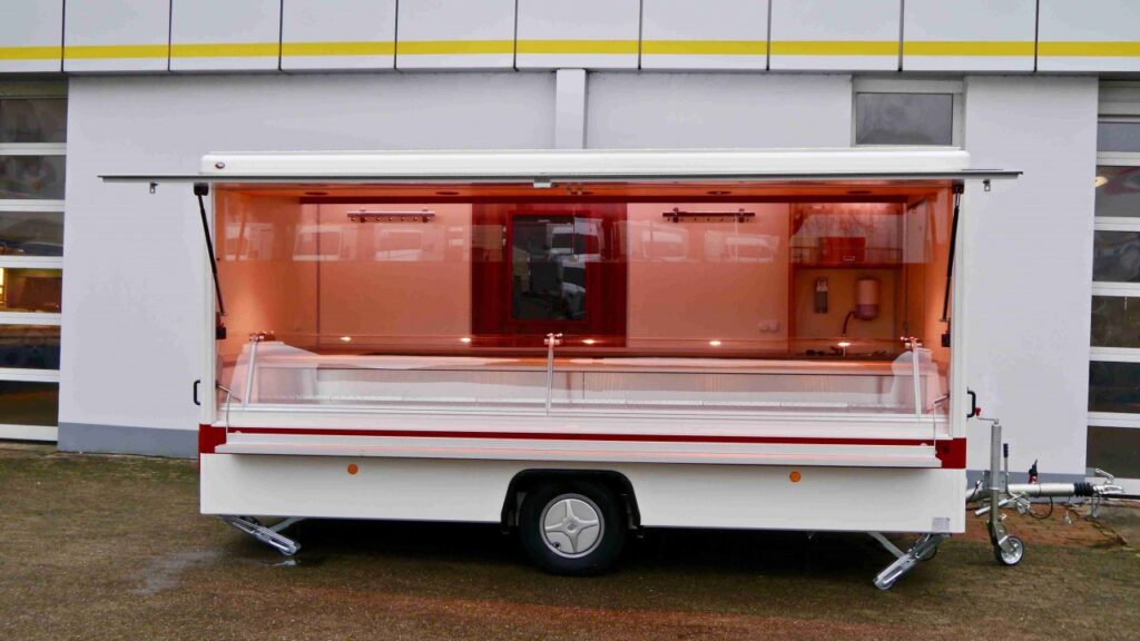 Verkaufskühltheke OPTIMA mit einer 25° Kühlung, 4,50 m Deckenleuchte, Plakatrahmen