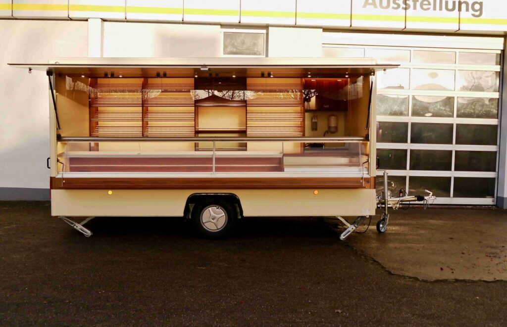 Gepflegter Backwaren Verkaufsanhänger.