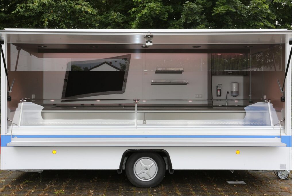 Exklusiver Fischanhänger mit hochwertigem Interieur-BÄRO- Beleuchtung-Optima-Theke mit Panorama-Verglasung-Kühltruhe