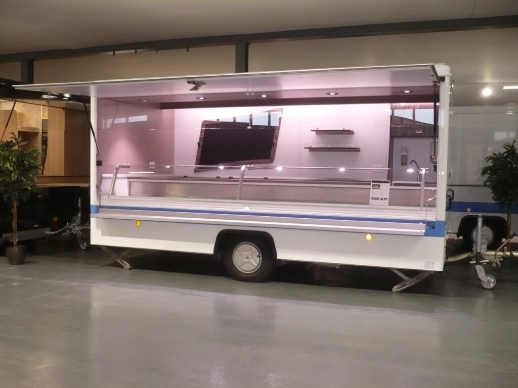 Exklusiver Fischanhänger mit hochwertigem Interieur-BÄRO- Beleuchtung-Optima-Theke mit Panorama-Verglasung-Isoliertruhe