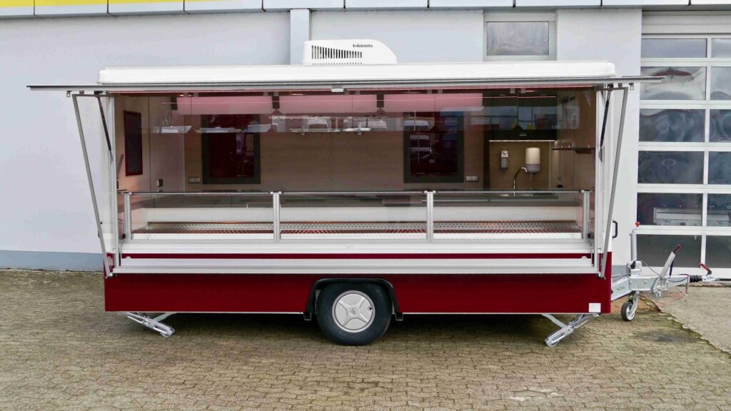 Verkaufsanhänger CLEVERplus 3, Neufahrzeug:-Verkaufskühltheke Maxima Top mit Umlufttheke, diverses Thekenzubehör (z.B. Waagenplatte), Kassenschublade, Lampenblende mit Sichtfeldern-Beheizte Körperschutzkante-Dachklimaanlage Webasto