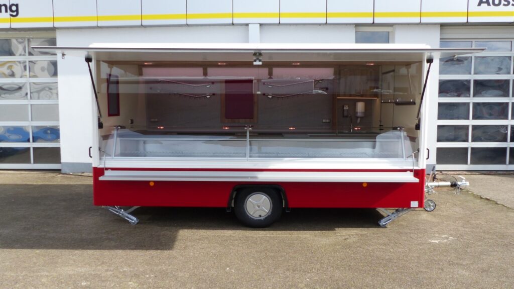 BÄRO-LED-Strahler, Panorama Thekenverglasung, diverses Thekenzubehör, Wurstgehänge, Werbetafel mit Glasschriftfeld uvm.