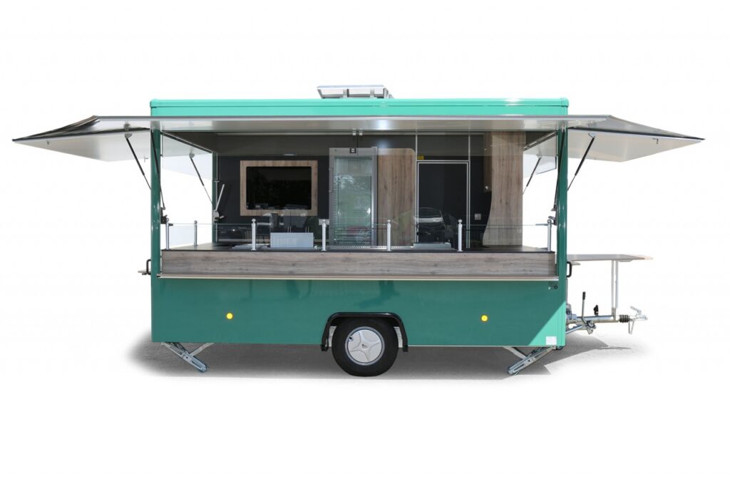 Hochwertiger Borco Höhns Imbissanhänger:-Zwei zusätzliche Verkaufsseiten, Propangasanschluss der EG-Richtlinie 90/386/EWG entsprechend, zwei LIEBHERR Kühlschränke, verschiedene Imbissgeräte: UBERT Bratgerät, Bainmarie (inkl. 3 GN-Behälter) und eine 2-Korb Fritteuse