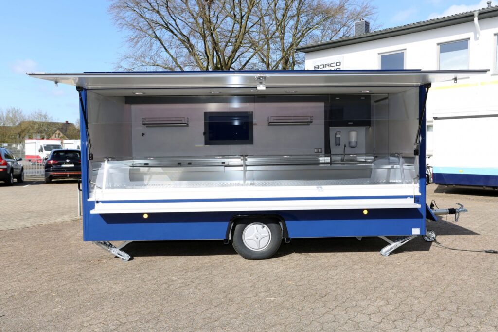 Panorama Thekenverglasung, beheizte Körperschutzkante, Polyesterfußboden, BÄRO-LED-Strahler, Isoliertruhe