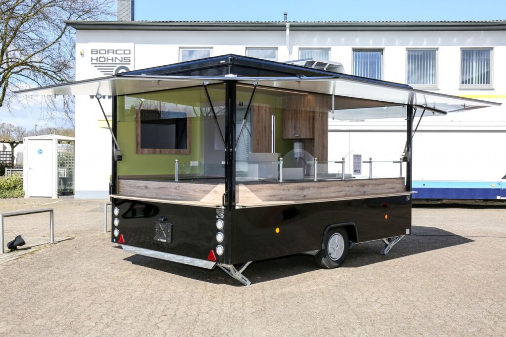 3 Verkaufsseiten, 2 LIEBHERR Kühlschränke, UBERT Bratgerät, 2-Korb Fritteuse, Bainmarie inkl. 3 GN-Behälter, Werbetafel mit Glasschriftfeld