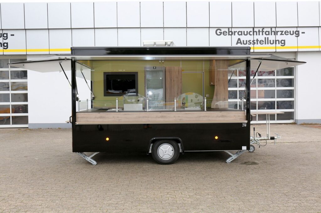 zwei zusätzliche Verkaufsseiten, LIEBHERR Kühlschrank und LIEBHERR Vorratskühlschrank, UBERT-Bratgerät, 2-Korb Fritteuse, Bainmarie inkl. 3 GN-Behälter, Propangasanschluss