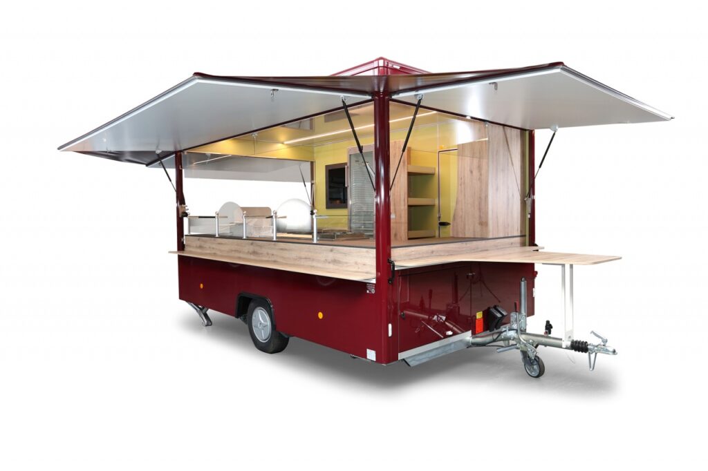 LED-Beleuchtung, Lackierung in RAL 3005 - weinrot einschließlich Klarlack, Dachecken an Außenlackierung angepasst, Sichtkühlschrank für Getränke, Unterbaukühlschrank als Vorrat, Bratgerät bestehend aus Rostbräter und Schaschlikpfanne, 2-Korb Fritteuse, beheizte Bainmarie, Gasflaschenschrank für 4 x 11 kg Gasflaschen