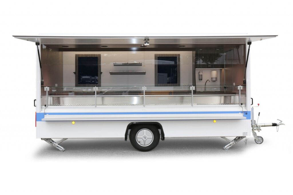 Sehr gepflegter Verkaufsanhänger mit praktischer Innenausstattung, Kühltheke mit 670 mm Auslagentiefe, senkrechter Theken-Glasaufsatz, Bäro-Intara CX LED Leuchten