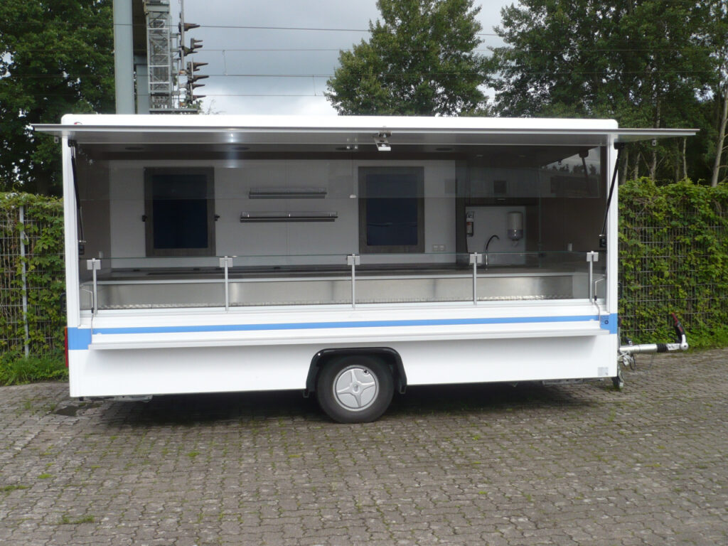 Sehr junger und gepflegter Fisch-Verkaufsanhänger, Kühltheke mit senkrechtem Thekenaufsatz,  Thekenauslage Auslage 740 mm, Kühltruhe mit Umluftkühlung. Mit Schlingerkupplung.